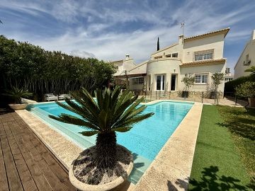 ¡Hermosa Villa de Golf rodeada de naturaleza serena!
